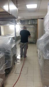 Disinfestazione Roma: tecnico al lavoro
