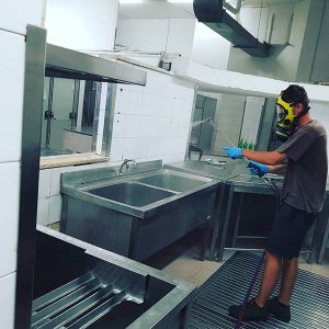 Disinfestazione Roma: tecnico al lavoro